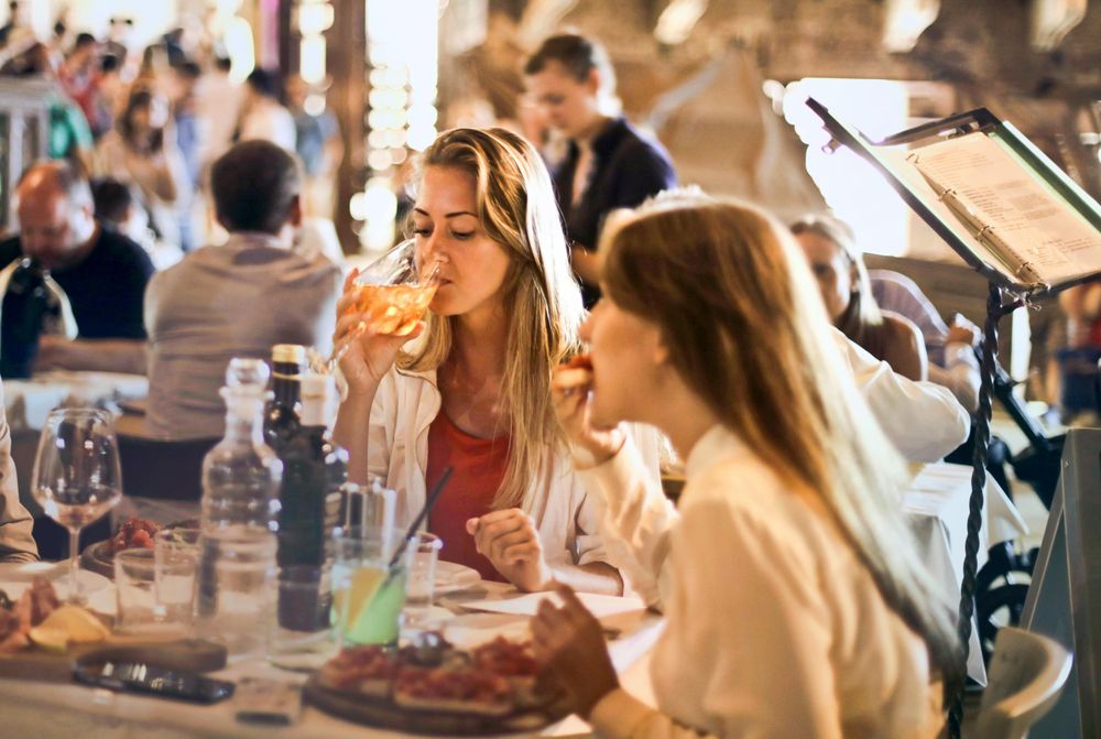 Mehrere Personen sitzen im Restaurant