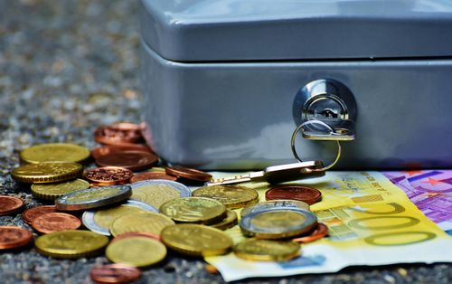 Banknoten neben einem Safe